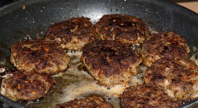 250 г кайма
1 глава лук
1 яйце
1 филийка хляб
сол на вкус
магданоз – 3-4 стръка
черен пипер
2-3 лъжици брашно
мазнина за пържен