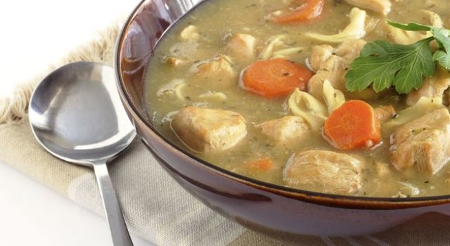 1 супена лъжица масло
½ чаша моркови на кръгчета
½ чаша кромид лук на кубчета
½ чаша целина на ситно
1 щипка сол
¼ чаена лъжичка мащерка
2 литра пилешки бульон
200 г сурови нудълс
2 бр обезкостени пилешки гърди, нарязани на едри кубчета
1 щипка лют червен пипер
1 щипка черен пипер