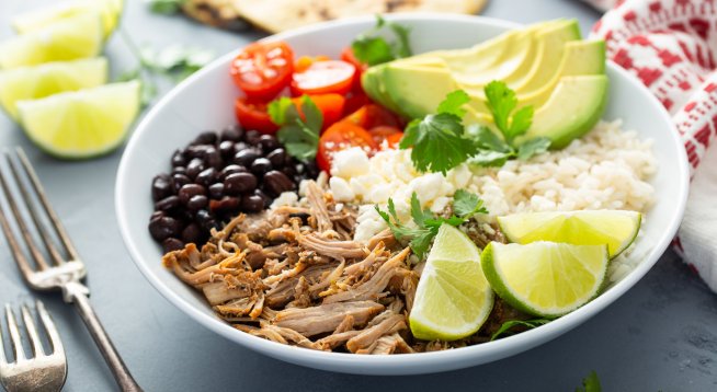 Пуешко с черен боб, авокадо и ориз