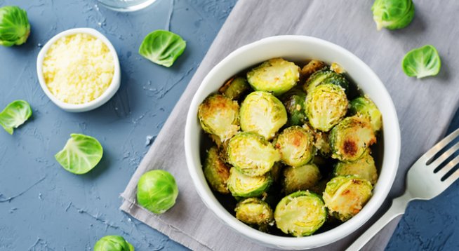 1 кг брюкселско зеле
1 чаена лъжичка смлян черен пипер
сол на вкус
1 чаена лъжичка чесън на прах
4 супени лъжици олио или зехтин
1/4 чаша галета
150 г настърган пармезан