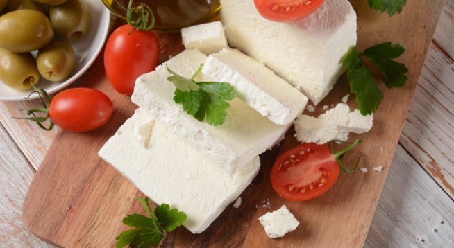 3-4 големи и добре узрели домата, може да ползвате и чери, около 15-20 броя
100 г обикновено сирене или фета
зехтин на вкус
лют червен пипер на люспи на вкус