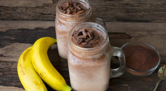 1 банан
200 мл неподсладено бадемово мляко
1 с.л. натурално какао
мед по желание