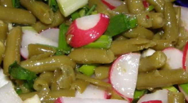 1 консерва зелен боб
1 връзка репички
1 връзка зелен лук
1/2 китка магданоз
олио / зехтин, оцет и сол на вкус 