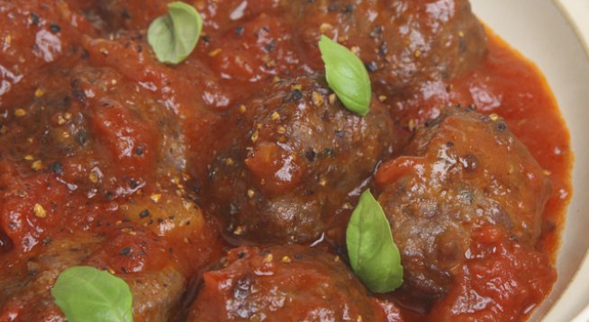 За кюфтетата:
600 г кайма смес
1-2 глави лук
смлян черен пипер и сол на вкус
1-2 яйца
няколко стръка магданоз
1 чаена лъжичка ситно смляна чубрица
малко по-малко от половин чаена чаша сварен ориз
За соса:
4 големи картофа, предварително сварени
2 моркова
5 големи домата
сол, черен пипер на вкус
1 дафинов лист
1-2 глави лук
4 скилидки чесън
2 супени лъжици олио
200 мл зеленчуков бульон
1 супена лъжица доматено пюре