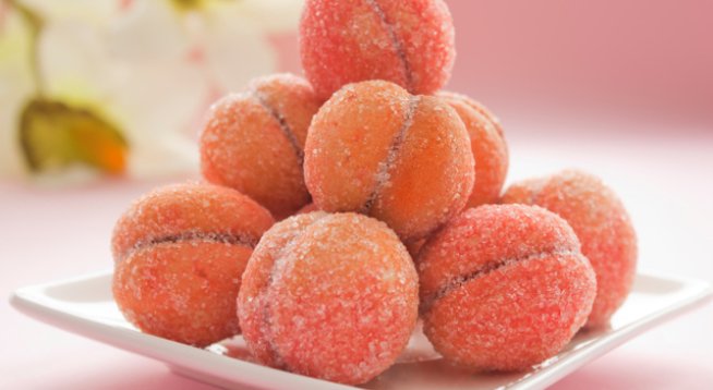 2 кафени чаши олио или масло
2 кафени чаши захар
1 пакетче бакпулвер
3 прахчета ванилия
2 яйца
брашно колкото поеме за меко тесто
боя за храна в червен цвят
1 буркан мармалад