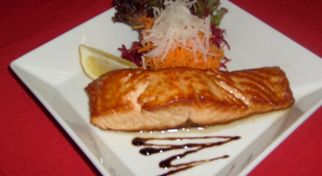 600 г филе от сьомга
сол, черен пипер
За соса терияки:
7 супени лъжици соев сос
2 супени лъжици бяло десертно вино
3 чаени лъжички захар или 2 мед
чаена лъжичка настърган джинджифил
2-3 скилидки чесън