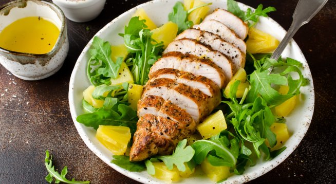 Салата с пиле, ананас и рукола