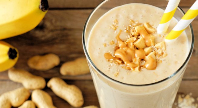 2 банана, начупени 
2 чаши прясно мляко 
½ чаша фъстъчено масло 
2 супени лъжици мед 
2 чаши ледени кубчета 
