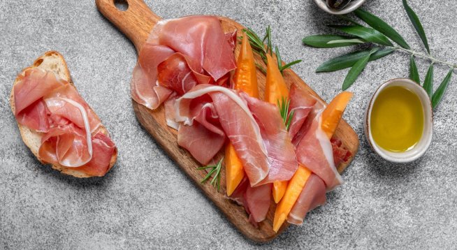 Разядка за специални гости – кростини с прошуто и пъпеш