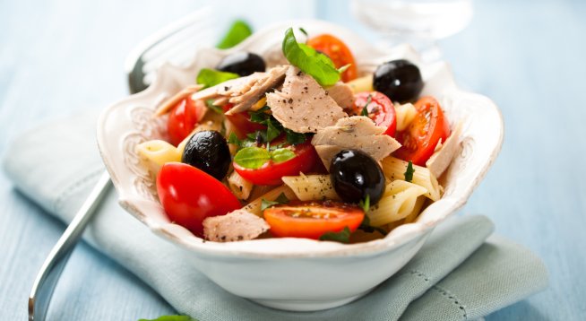 Салата с паста, риба тон и маслини