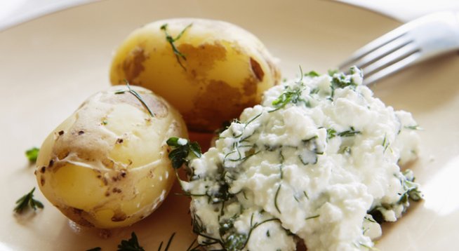 400 г сирене котидж
1 с.л. майонеза
1 с.л. кисело мляко
сол, черен пипер на вкус
1 скилидка стрит чесън
1 стрък зелен лук
наситнен копър