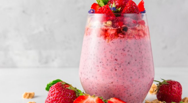 300 мл прясно мляко, може и ядково
няколко свежи ягоди или череши, кайсии, любими ваши плодове
1 малък узрял банан
1 с.л. семена от чиа
щипка канела
1 ч.л. ленено семе
