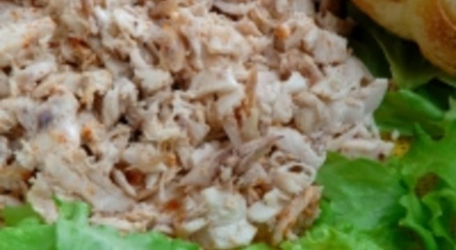 1 пиле (около 1.3 кг);
500 г орехи
½ франзела
1 чаена чаша прясно мляко
2 чаени чаши бульон “Галина Бланка”
сол
1 кафена лъжичка червен пипер
2 супени лъжици зехтин или олио