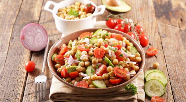 Рецепта за салата с нахут, авокадо, домати и краставици