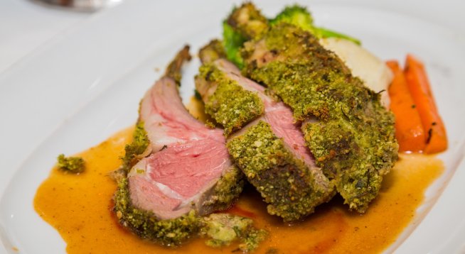 Хрупкаво агнешко с ментова коричка и винегрет