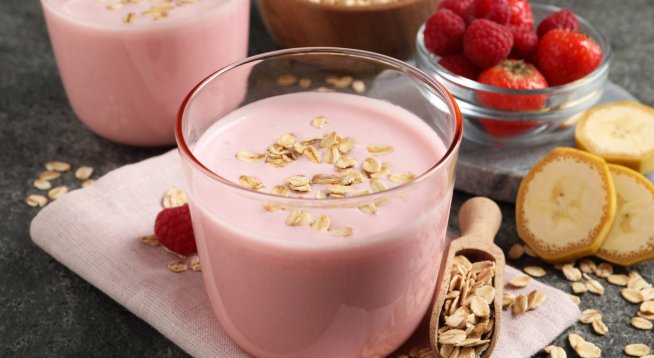 Смути с ягоди, банан и овесени ядки. Снимка: istock