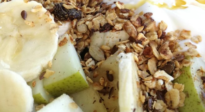 Високопротеинова закуска с извара, кисело мляко и ябълка