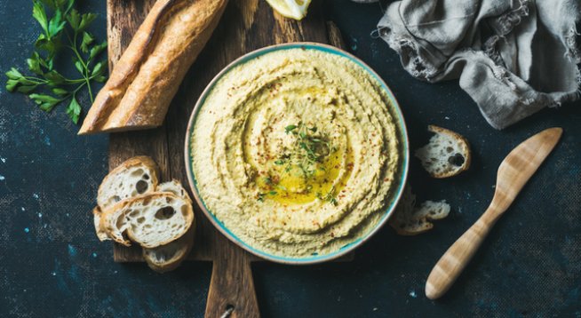 1 голяма консерва нахут
3-4 кисели краставички
сол и черен пипер на вкус
щипка лют червен пипер по избор
1-2 с.л. зехтин
1 с.л. сок от киселите краставички
2 скилидки чесън
1 с.л. сусамов тахан