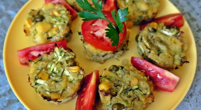 2 тиквички 
1 ч.ч. царевично брашно
1 ч.ч. бяло брашно
1/2 ч.ч. олио
грах и царевица от консерва - по 1 с.л.
копър