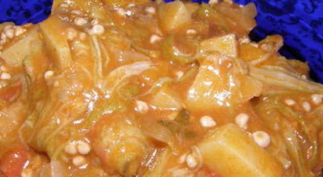 300 г прясна бамя (може и замразена)
2 картофа
2 моркова
1 глава лук
1 домат
3-4 суп. лъж. олио
2-3 скилидки чесън
1 ч. лъж. сол
1/3 китка магданоз
1 ч. лъж. червен пипер