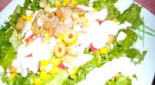 200 г зелена салата
50 г ролца от раци
50 г риба тон
50 г сладка царевица
5 зелени маслини
За дресинг:
25 г майонеза “Олинеза”
25 г горчица “Олинеза”
25 г кисело мляко
сок от лимон (на вкус) 