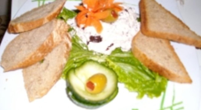 
100 г маслини
250 г извара
50 г майонеза “Олинеза”
1 скилидка чесън
сол
черен пипер
сок от лимон (на вкус) 