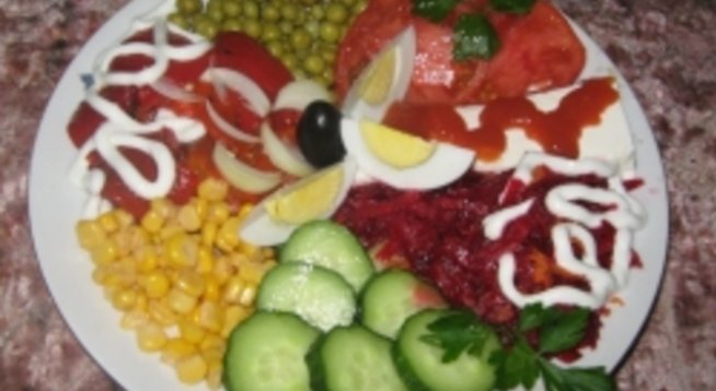 домати
краставица
грах
сладка царевица
печен пипер
настъргано червено цвекло и морков
1 сварено яйце
сирене
кетчуп “Олинеза”
трапезна майонеза “Олинеза”
1 маслина, лук и магданоз 