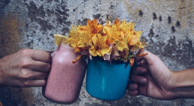 400 мл кокосова вода, която може да замените с кисело мляко, прясно нискомаслено мляко или бадемово мляко
2 големи ябълки
няколко ягоди
1/2 чаена лъжичка канела
1 чаена лъжичка ленено семе
10 сурови бадема