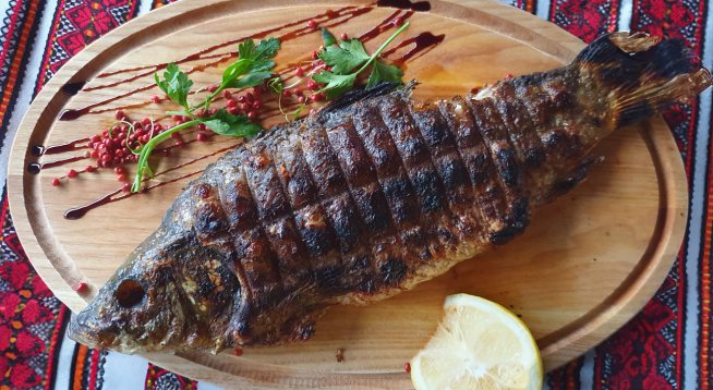 1 шаран или друга ваша любима рибаполовин кисела зелка или една по-малка1 чаена чаша ориз50 мл зехтин2 дафинови листасол, черен пипер