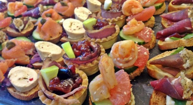 питки хляб
питки за дюнер
салам
риба
кашкавал
топено сирене
кисели краставички
зелен лук
червени чушки
маслини
масло
чубрица
копър на прах