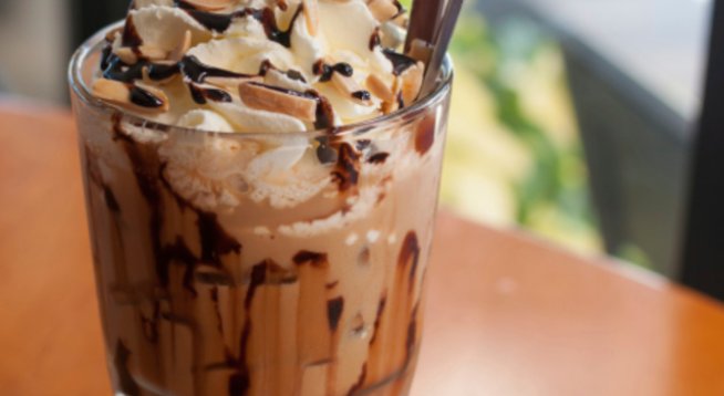 250 мл прясно мляко
1 чаена лъжичка инстантно кафе
1 супена лъжица течен шоколад
лед
захар по желание
1 прахче ванилия
сметана на спрей