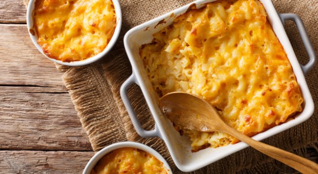 250 г макарони
250 г настъргано сирене Ементал
Сол на вкус
1 кубче масло