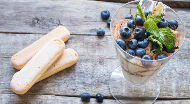 120 г бишкоти, меки или твърди
200 мл кафе
30 мл коняк или ликьор с вкус на кафе, бадем
1 шоколад по ваш избор
3 супени лъжици пудра захар
225 г маскарпоне
3 прахчета ванилия
