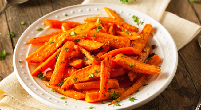 1 кг моркови, нарязани на жулиени
¼ чаша масло
¼ чаша кафява захар
¼ чаена лъжица сол
½ чаена лъжица червен пипер
½ чаена лъжица бял пипер
2 стръка пресен магданоз