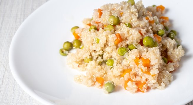 Киноа с грах, моркови и зелени зеленчуци