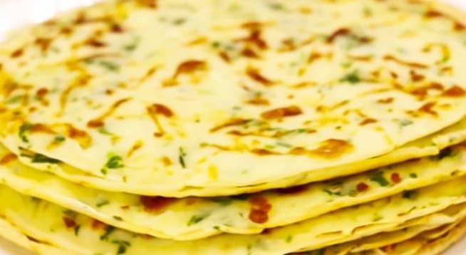 200 г брашно
150 г твърдо сирене или кашкавал (настъргани)
2 яйца
50 мл растително масло
300 мл вода
скилидка чесън – по желание
щипка сол
щипка захар
1 чаена лъжичка бакпулвер