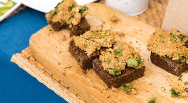 400 г варен нахут, изплакнат 
2 супени лъжици майонеза 
1 чаена лъжица английска горчица (или по избор)
1 супена лъжица кисели краставички, нарязани на ситно
2 стръка пресен лук, ситно нарязан
Сол и черен пипер на вкус 