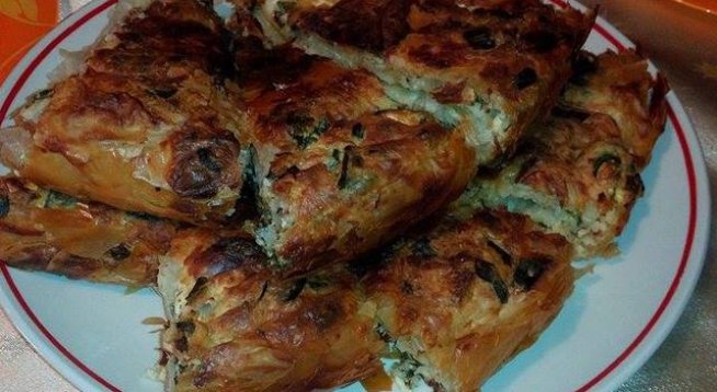 1 пакет фини точени кори
1 връзка пресен лук
200 г пресен спанак/лапад
4 яйца
300 г сирене
1 чаша олио
2 супени лъжици брашно
1 бакпулвер
½ кофичка кисело мляко
1 чаена лъжичка сол
