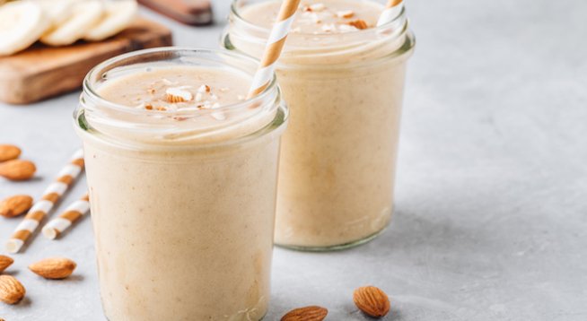 1 добре узрял банан 
2/3 чаена чаша неподсладено бадемово мляко
1/3 чаша кисело мляко
1 и ½ с.л. бадемов тахан
1 с.л. смляно ленено семе 
1 ч.л. мед
