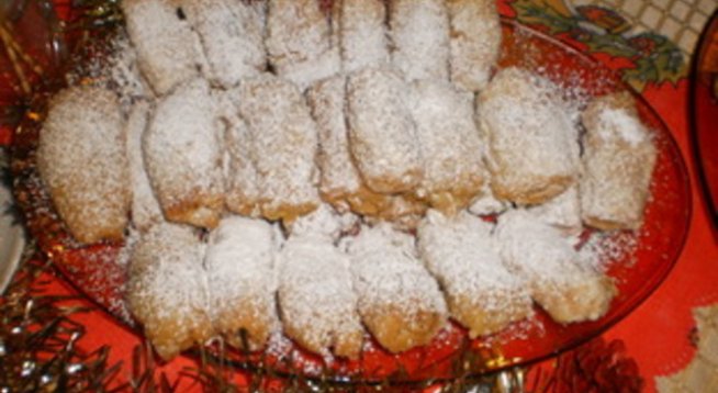 За сместа: 
1 ч.ч. свинска мас (размекната на стайна температура) 
1 ч.ч. кисело мляко 
1 равна ч.л. хлебна сода 
около 500 г брашно 
мармалад (по избор) 
орехи  
За овалване: пудра захар и ванилия