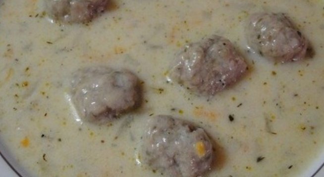 300 г кайма
1 дребна глава лук
1 шепа фиде
1 ч.л. чубрица + 1 ч.л. чубрица допълнително за бульона
брашно за овалване на топчетата
1 ч.л. кимион
1/2 морков настърган
1/2 кафена чаша вода
1 дафинов лист
200 г кисело мляко
2 яйца
сол на вкус
