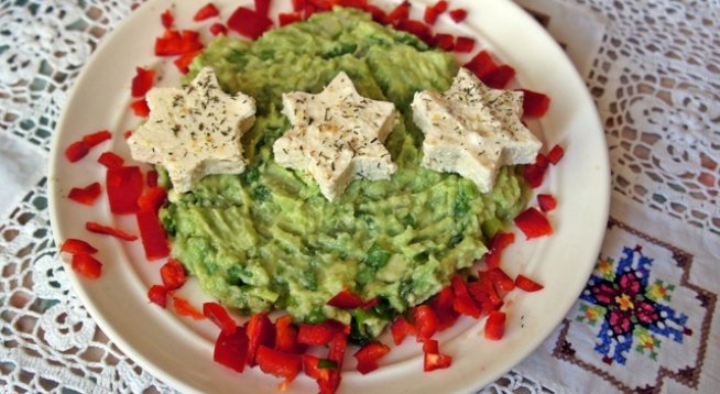 1 бр. авокадо
1 ч.л. тахан
1 лимон
копър
магданоз
чесън
сол