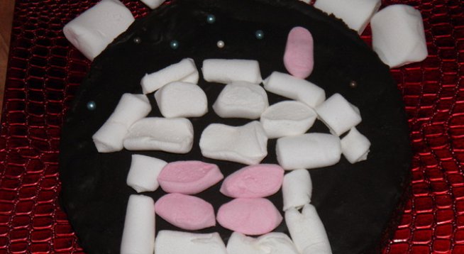 2 ч. ч. овесени ядки – най-добре фини овесени ядки
200 мл хладко прясно мляко
150 г краве масло (половин масло от големите)
2 ч.ч. кафява захар
2 ч. ч. смлени орехови ядки
1 ч. л. сода бикарбонат
4 яйца
конфитюр по избор
есенция
стафиди
шоколад за глазура