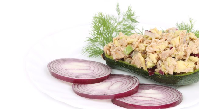Рецепта за протеинова салата с риба тон, копър и лук
