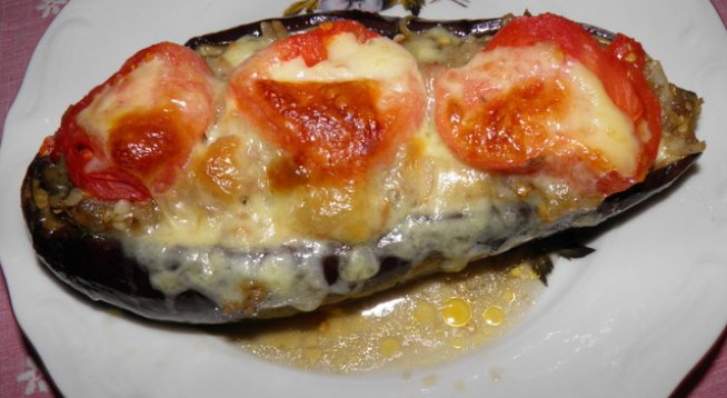 патладжани - 6 броя

кайма - 500 грама

сол

черен пипер

ориз - 4 супени лъжици

1 глава лук

1 морков

2 домата

100 г кашкавал

олио
