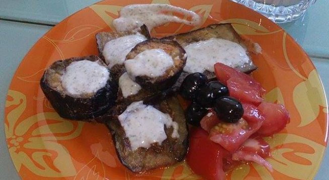 4 големи патладжана
5 супени лъжици царевично брашно
2 щипки сол
3 супени лъжици подправка за риба (готов меланж)
2 супени лъжици копър
1 кофичка кисело мляко
1 щипка чесън на гранули
4-5 супени лъжици олио