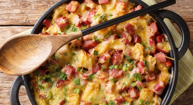 2 чаши картофи, обелени и нарязани на кубчета
2 стръка целина, нарязана
1 голям морков, нарязан
3 чаши вода
3 супени лъжици масло
2 чаши шунка на кубчета
2 супени лъжици чушка, нарязана
2 чаени лъжици лук, нарязан
¼ чаша масло
3 супени лъжици брашно
1 чаша прясно мляко
1/8 чаена лъжица сол
1/8 чаена лъжица черен пипер
1 чаша настърган кашкавал
½ чаша галета