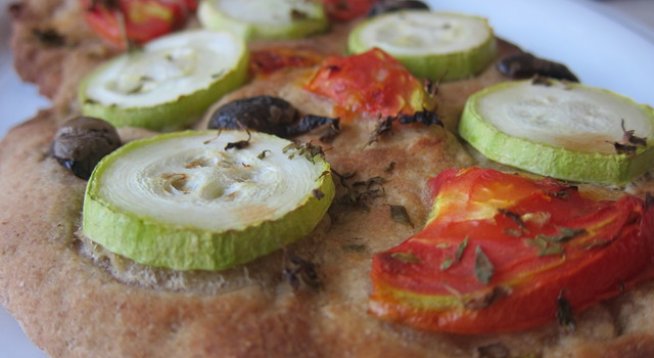 За две фокачи:
10 г (1/3 бучка) мая или 1 ч. л. суха мая
1 ч. ч. вода
200-220 г брашно ръжено, пшенично или бяло
1/3 ч. л. сол
1/2 тиквичка
1/2 домат
2 суп. лъж. зехтин
1 ч. л. пресен или сух босилек