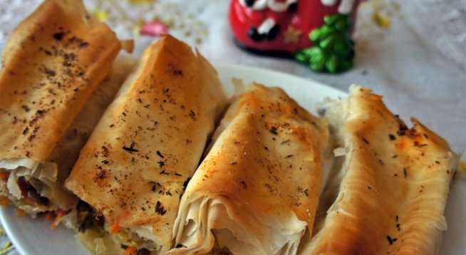 кори за баница
сухи чушки
праз
чубрица
1-2 моркова
олио
вегета/сол по желание
печени слънчогледови семки
сирене по желание

