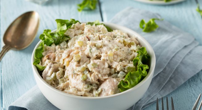 2 броя пилешки гърди без кост, сварени и накъсани 
2 стръка целина, нарязана на ситно 
3 супени лъжици майонеза
½ глава лук, ситно нарязан
2 кисели краставички, нарязани
¼ чаена лъжица чеснови гранули 
Сол и черен пипер на вкус 